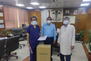 ucms alumni donate oxygen concentrator to gtb hospital