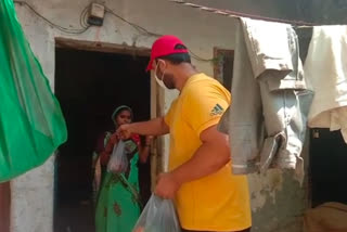 BJYM workers are bringing food to homes of needy people during lockdown in delhi