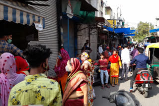 shopkeepers are opening shops secretly during lockdown in uttam nagar delhi