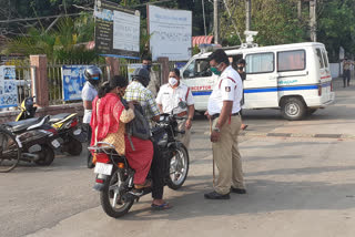 Covid curfew violation, UttaraKannada Covid curfew violation, UttaraKannada Covid curfew violation news, 85 vehicle seized by Uttara Kannada Police, ಕೋವಿಡ್​ ಕರ್ಫ್ಯೂ ಉಲ್ಲಂಘನೆ, ಉತ್ತರಕನ್ನಡದಲ್ಲಿ ಕೋವಿಡ್​ ಕರ್ಫ್ಯೂ ಉಲ್ಲಂಘನೆ, ಉತ್ತರಕನ್ನಡದಲ್ಲಿ ಕೋವಿಡ್​ ಕರ್ಫ್ಯೂ ಉಲ್ಲಂಘನೆ ಸುದ್ದಿ, 185 ವಾಹನಗಳನ್ನು ಜಪ್ತಿ ಮಾಡಿದ ಉತ್ತರಕನ್ನಡ ಪೊಲೀಸರು,