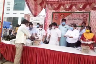 food distribution in burari  corona new cases in delhi  bjp workers food distribution  corona pandemic in delhi  दिल्ली में कोरोना के नए मामले  दिल्ली में कोरोना महामारी  भाजपा कार्यकर्ताओं ने किया भोजन वितरण  बुराड़ी इलाके में भोजन वितरण