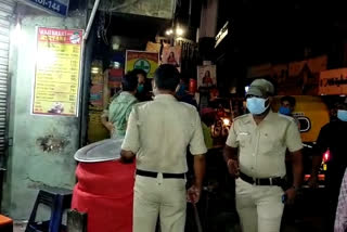 সরকারি নিয়মকে তোয়াক্কা , অতিরিক্ত সময় দোকান খুলে রাখায় বারুইপুরে আটক 10 ব্যবসায়ী