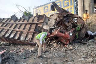 one killed in road accident at mumbai pune express way