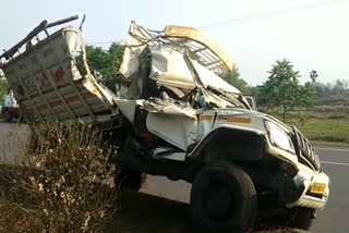 oxygen cylinder loaded pickup van overturned in dhanbad