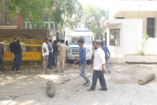 oxygen refilling center in delhi  small queue at oxygen refilling center  corona new cases in delhi  corona pandemic in delhi  दिल्ली में कोरोना के नए मामले  दिल्ली में कोरोना महामारी  दिल्ली में ऑक्सीजन रिफिलिंग सेंटर  ऑक्सीजन रिफिलिंग सेंटर पर कम भीड़