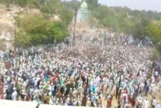 crowd gathers at funeral, ఉత్తర్​ప్రదేశ్​ కరోనా వార్తలు