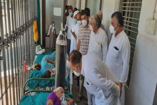કોંગ્રેસના નેતા અર્જુન મોઢવાડિયા અને ગેની ઠાકોરે ડીસા સિવિલ હોસ્પિટલની મુલાકાત લીધી
