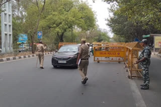 delhi police checking in saket during lockdown