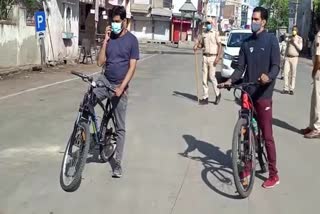 shiv prasad m nakate,  bhilwara collector riding bicycle