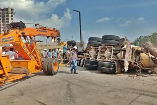 lorry-driver-rescued-by-kamakshipalya-police-in-accident