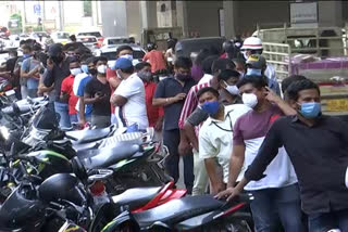 huge crowd at liquor shops in Hyderabad