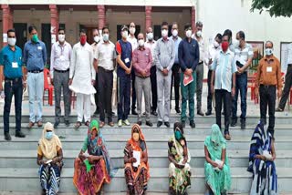 Dholpur news, sweepers honored in Dholpur