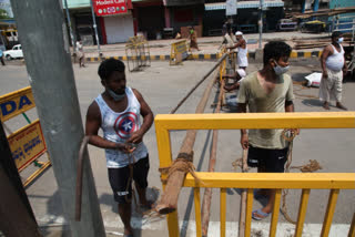 Bellary corporation use Bamboo,  Bellary corporation use Bamboo for Barricade,  Bamboo barricade,  Bamboo barricade news,  ಬಂಬೂ ಉಪಯೋಗಿಸಿದ ಬಳ್ಳಾರಿ ಮಹಾನಗರ ಪಾಲಿಕೆ,  ಬ್ಯಾರಿಕೇಡ್​ಗಾಗಿ ಬಂಬೂ ಉಪಯೋಗಿಸಿದ ಬಳ್ಳಾರಿ ಮಹಾನಗರ ಪಾಲಿಕೆ,  ಬಂಬೂ ಬ್ಯಾರಿಕೇಡ್​,  ಬಂಬೂ ಬ್ಯಾರಿಕೇಡ್​ ಸುದ್ದಿ,