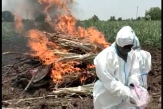 villagers performed funeral of woman by wearing PPE Kit