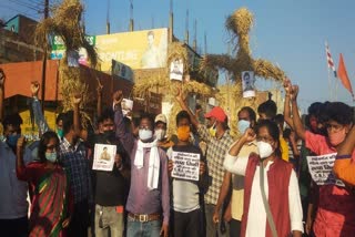 tribal-organization-burnt-effigy-of-cm-hemant-soren-to-demand-justice-for-rupa-tirkey-case