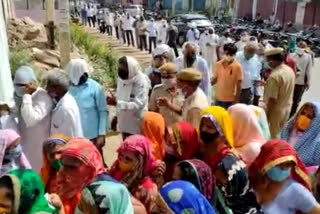 Rush to get vaccinated in behror of alwar, प्रशासन ने की सोशल डिस्टेंसिग पालना की अपील