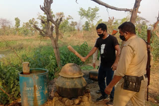 চোলাই মদের ঠেক ভাঙল পুলিশ