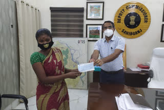 dc given 3 lakh to dependent wife in sahibganj