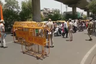 police checking in delhi lockdown