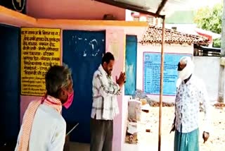 video-goes-viral-of-dispute-between-panchayat-secretary-and-villagers