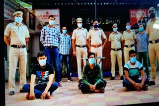 दिल्ली में ठगी करने पर पकड़ा गया गैंग