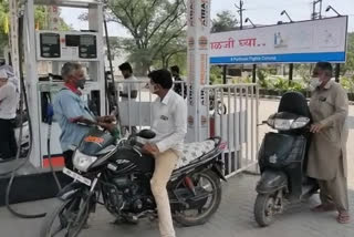 Parbhani has reached the peak of petrol price hike again