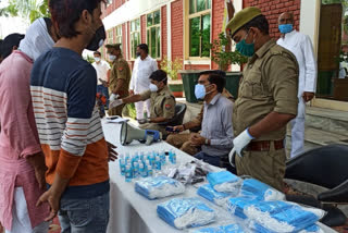 police helping in corona test in village area of ghaziabad