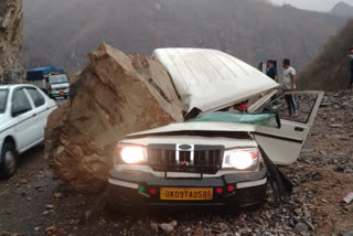 श्रीनगर में गाड़ी पर गिरा बोल्डर