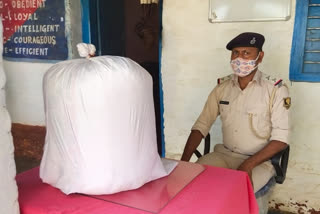 गांजा के साथ पुलिस