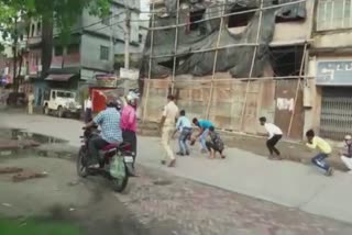 police taking action against people due to violation of lockdown in kishanganj