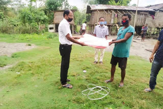 ধুমুহাত ক্ষতিগ্ৰস্থলৈ সাহায্য বিতৰণ আমগুৰিৰ বিধায়কৰ