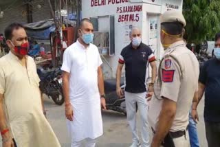 policemen-of-karolbagh-police-station-help-people-with-businessmen