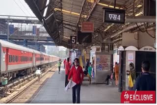 new delhi railway station  tte at new delhi railway station  tte rest room at station  tte rest in summer  नई दिल्ली रेलवे स्टेशन पर मजबूर टीटीई  टिकट चेकिंग स्टाफ गर्मी में रहने को मजबूर  नई दिल्ली रेलवे स्टेशन पर केयरटेकर