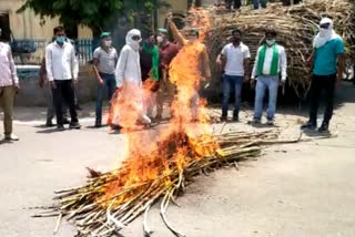 गन्ना तौल न होने से किसानों ने कलेक्ट्रेट में ट्रैक्टर ट्रॉली लगागन्ना तौल न होने से किसानों ने कलेक्ट्रेट में ट्रैक्टर ट्रॉली लगाकर किया प्रदर्शनकर किया प्रदर्शन