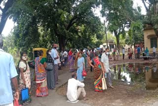 জাগুলিয়া প্রাথমিক স্বাস্থ্যকেন্দ্রে টিকা নিতে লম্বা লাইন