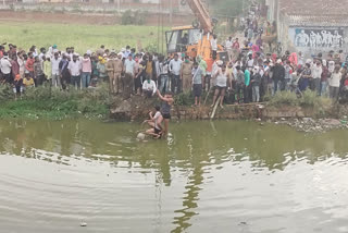 bike rider falls into pond in Agra