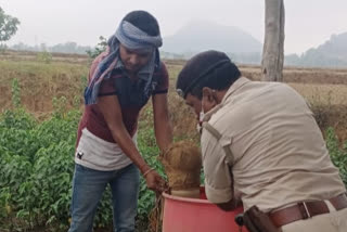 অবৈধ চোলাই মদের কারবার রুখতে অভিযান ঝালদা থানার পুলিশের