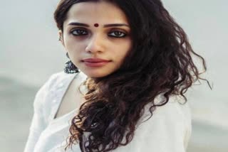 ആൻ അഗസ്റ്റിൻ വെള്ള സാരി വാർത്ത  ann augustine's white saree news malayalam  ann augustine latest photo trending news  ആൻ അഗസ്റ്റിന്‍റെ പുതിയ ചിത്രം വൈറൽ വാർത്ത  ആൻ അഗസ്റ്റിൻ സിനിമ വാർത്ത  ann augustine latest news