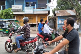 ৰঙাপৰাত প্ৰশাসনৰ নিৰ্দেশনা উলংঘা কৰি মটৰ চাইকেলত উঠিছে দুজনকৈ আৰোহী