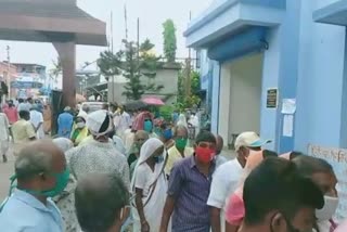 টিকা নিতে লম্বা লাইন, শিকেয় দূরত্ব বিধি