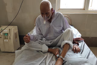 92 वर्षीय बुजुर्ग बेड़ियों से बांधा