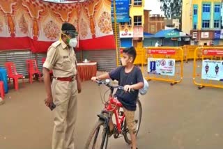 dcp-r-b-basaragi-teach-corona-rules-to-boy-in-hubballi