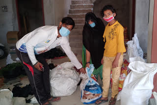 rafiq khan providing ration to poor people in tikamgarh