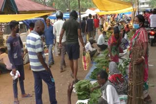 people-gathered-in-vegetable-market-during-corona