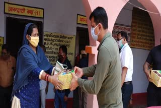 DM distributed gifts on the occasion of Eid in Jehanabad