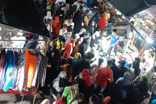 crowd for purchasing in shivajinagar market in mumbai