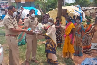 police distribute food