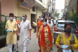 Councilor Rajni Pandey distributed masks