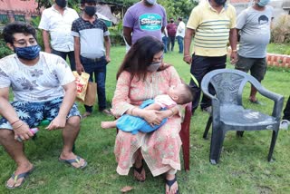 covid-positive-father-on-the-street-with-the-child-at-elgin-road