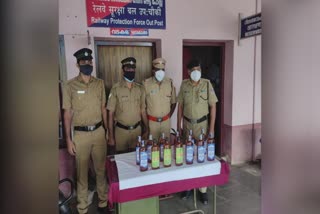 Vadakara railway station  വടകര റെയിൽവെ സ്റ്റേഷൻ  ഗോവ മദ്യം പിടികൂടി  Goa liquor seized